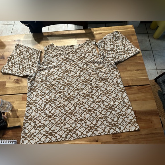 Chico’s Women’s Top | Brown / White Pattern Bell Sleeve Cold Shoulder| Size 3 - Picture 5 of 7